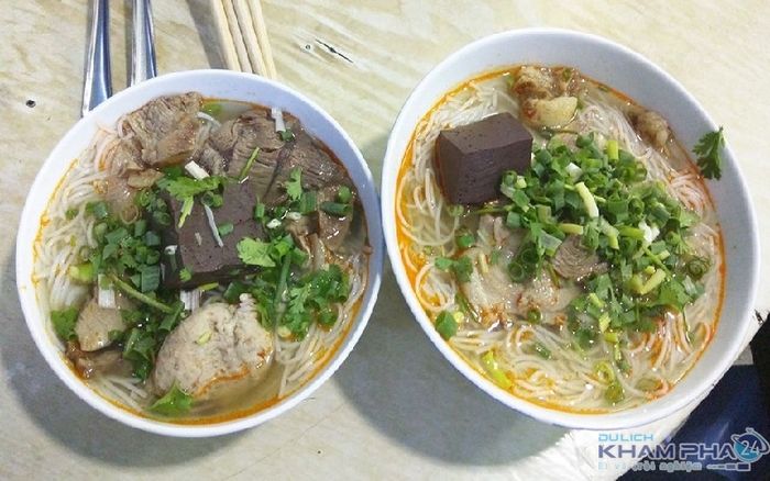Tô bún bò thơm ngon với đầy đủ topping hấp dẫn tại quán