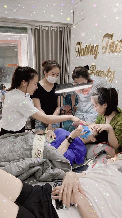 Hình ảnh giảng viên hướng dẫn học viên thực hành nối mi