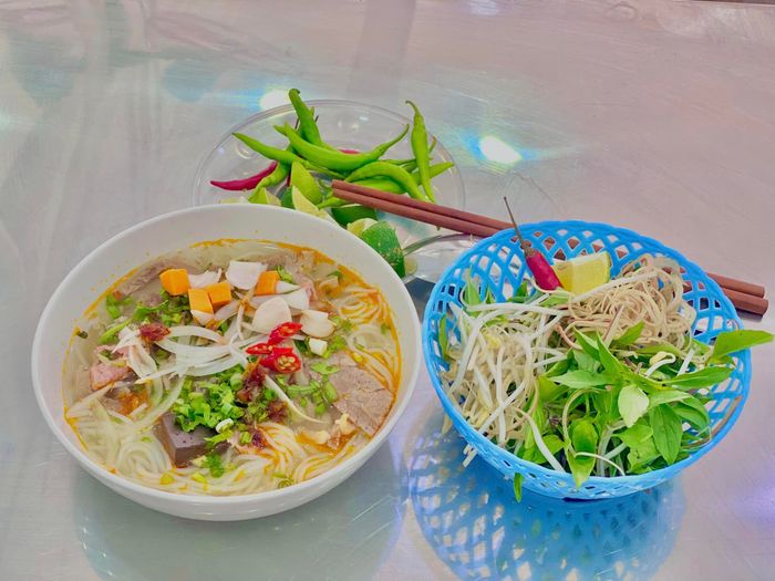 Không gian ấm cúng và tô bún bò Huế thơm ngon tại Quán Ly