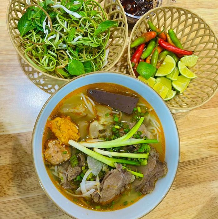 Góc ảnh chân thực về tô bún bò Huế đầy ắp nguyên liệu tại quán