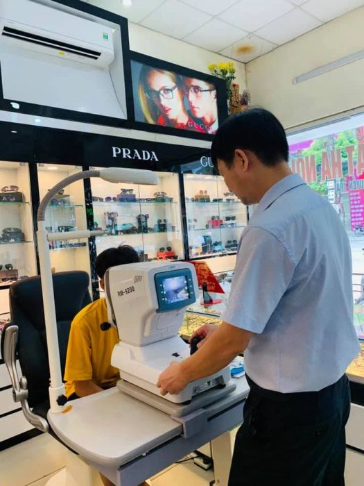 Hình ảnh quy trình đo mắt chuyên nghiệp tại Trung Tâm Kính Thuốc Y Tế