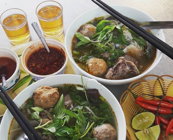 Không gian cổ kính và những tô bún thơm ngon tại quán