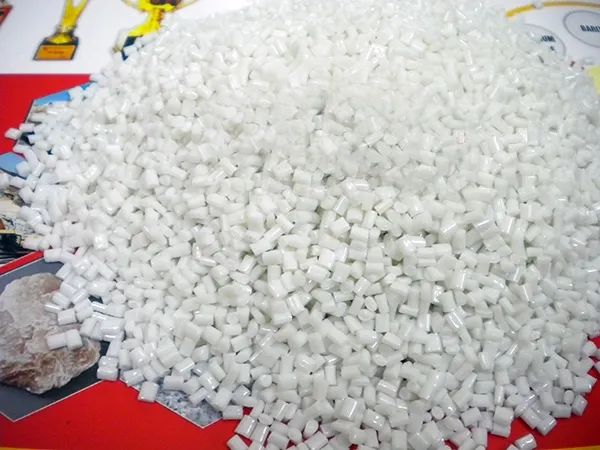 Hình ảnh chất lượng cao về hạt nhựa PC - vật liệu trong suốt với khả năng chịu nhiệt ưu việt