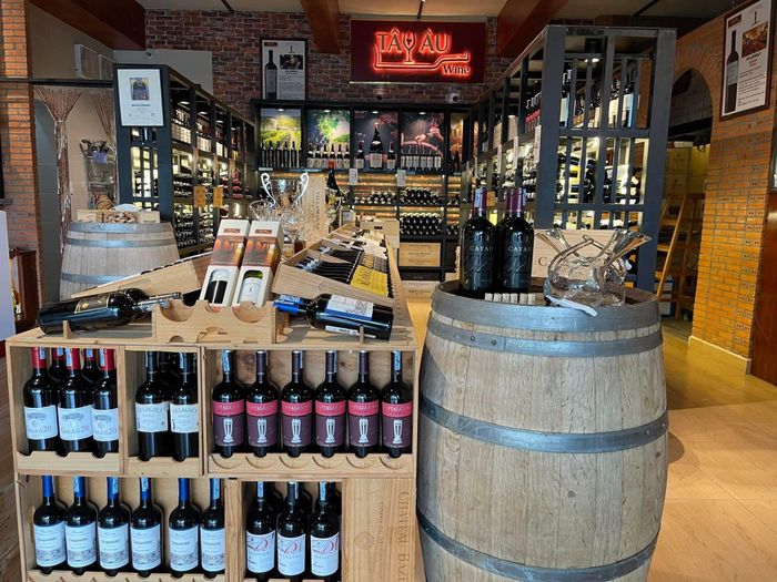 Không gian trưng bày sang trọng tại Tây Âu Wine