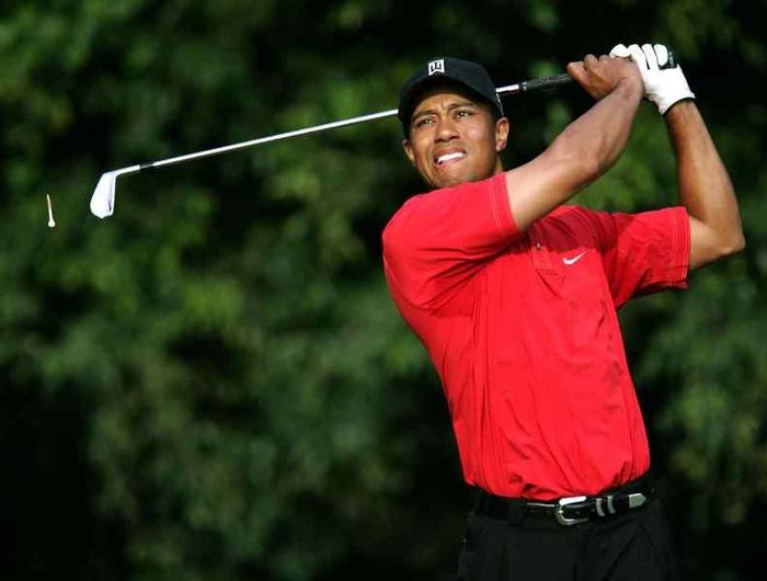 Khoảnh khắc huyền thoại - Tiger Woods nâng cao chiếc cúp Masters trong niềm hân hoan
