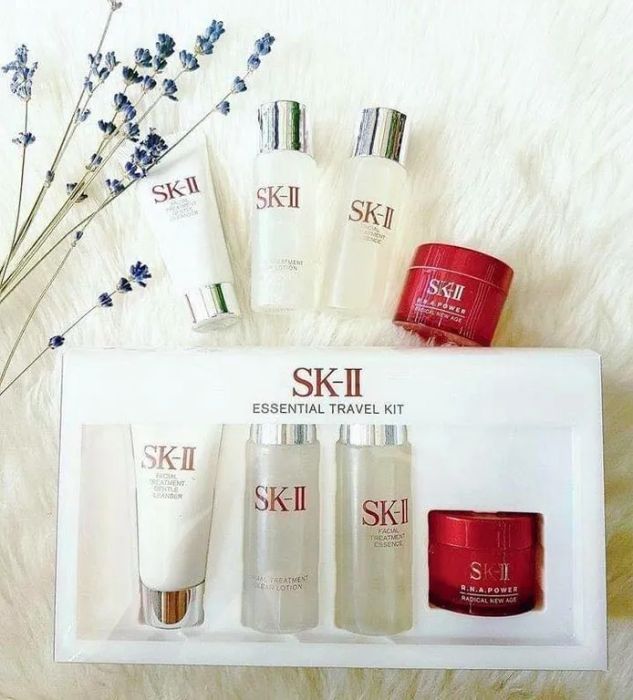 Hình ảnh mỹ phẩm SK-II số 1 – biểu tượng của sự thanh lịch và hiệu quả dưỡng da vượt trội.