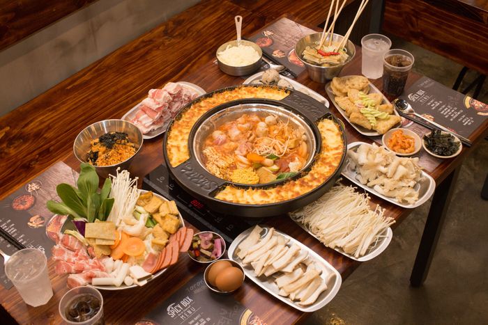 Không gian hiện đại và quầy buffet hấp dẫn tại Spicy Box