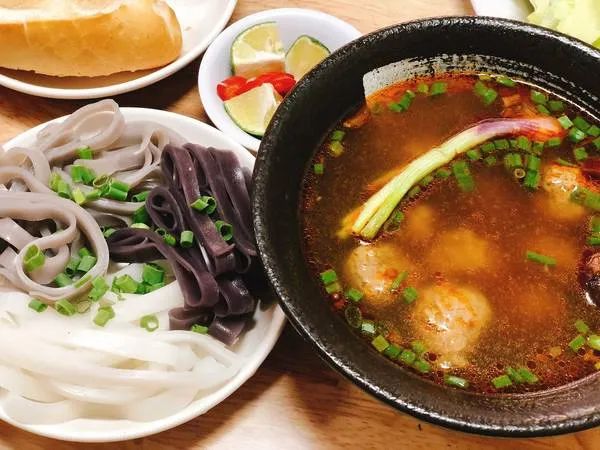 Tô phở bò sốt vang thơm ngon tại Phở Gánh