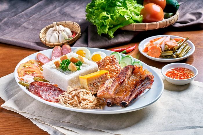 Không gian ấm cúng và món cơm tấm thơm ngon tại Cơm Tấm Cali
