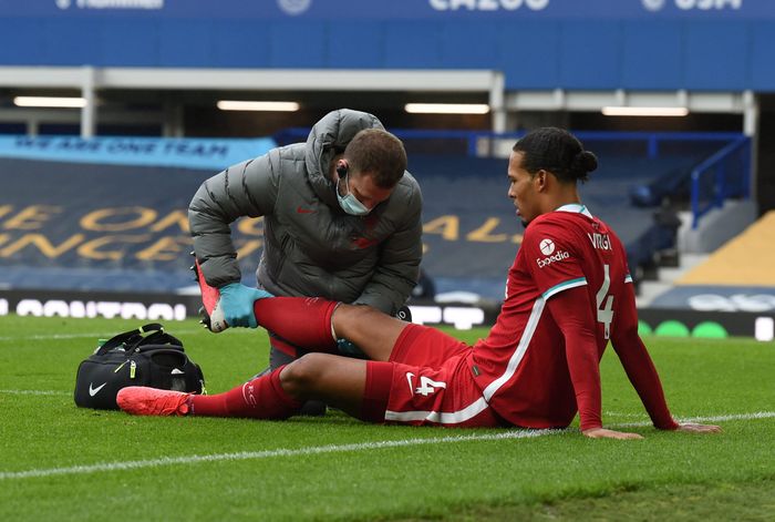 Khoảnh khắc định mệnh - Van Dijk ôm đầu đau đớn sau pha va chạm với Pickford
