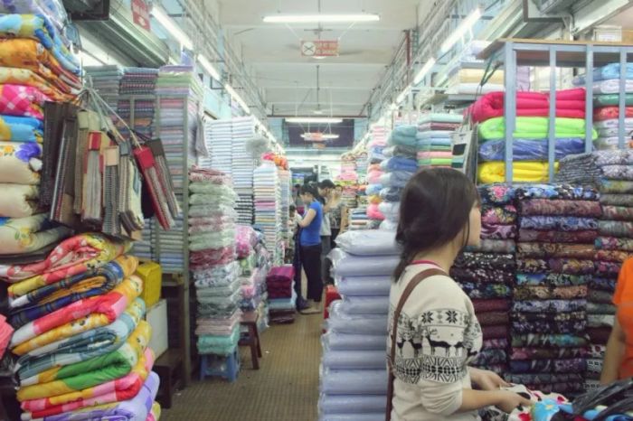 Góc chợ vải Lê Minh Xuân đầy màu sắc và sáng tạo