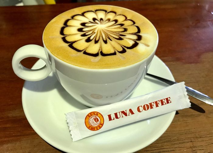 Không gian ấm cúng với ánh đèn vàng tại Luna Coffee