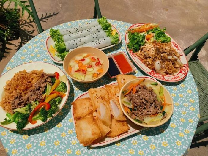 Tô phở chiên phồng vàng ruộm hấp dẫn