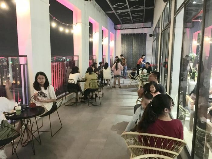 Trải nghiệm thưởng thức đồ uống trên cao tại SKY18