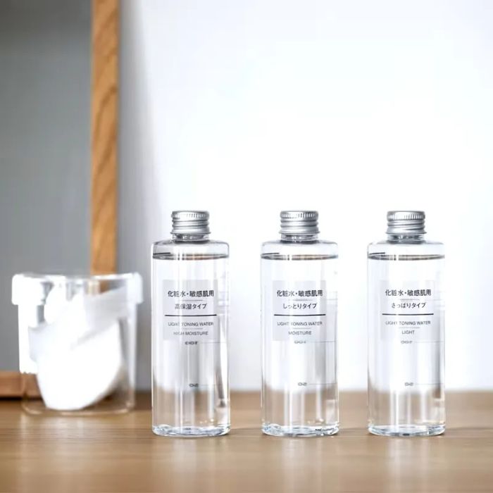 Hình ảnh mỹ phẩm Muji – hiện thân của sự tinh giản và hiệu quả trong từng sản phẩm chăm sóc da.