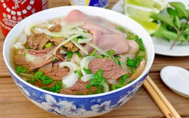 Tô phở gạo lức healthy độc đáo tại Phở Gánh