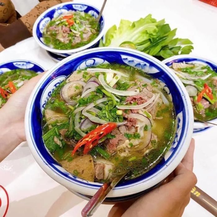 Hình ảnh tô phở Bát Đàn thơm ngon