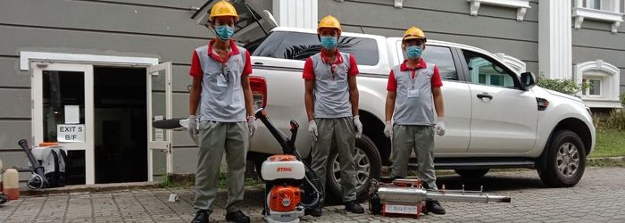 Hình ảnh đội ngũ chuyên gia VinPest thực hiện diệt mối bằng công nghệ hiện đại