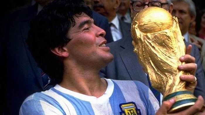 Maradona - Khoảnh khắc thần thánh khi ôm trái bóng như đứa con tinh thần