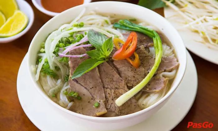 Tô phở thơm ngon với đầy đủ tái, nạm, gầu tại Phở Ân