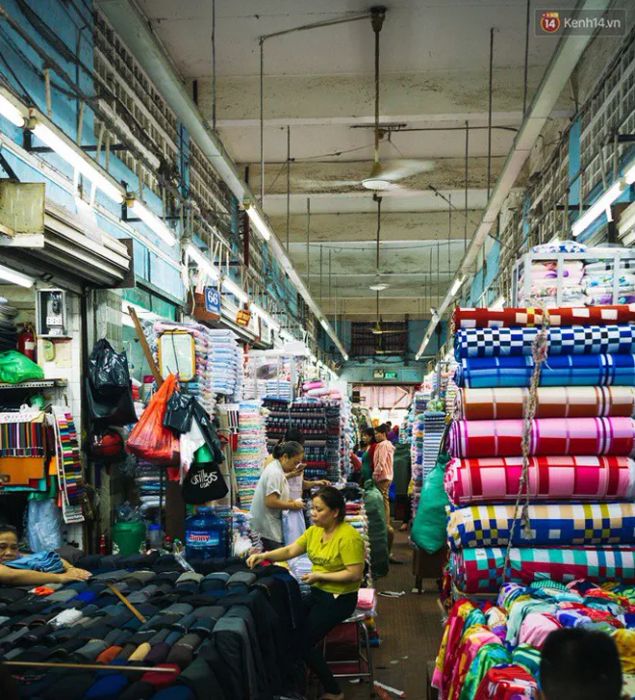 Những cuộn vải sặc sỡ tạo nên bức tranh sống động tại Soái Kình Lâm