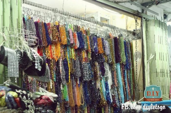 Những gian hàng tấp nập phụ kiện sáng tạo tại chợ Đại Quang Minh