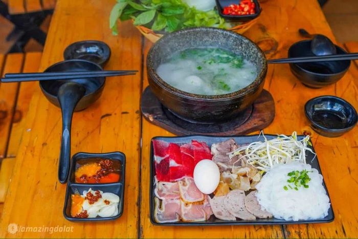 Tô phở thơm ngon được chế biến tại bàn