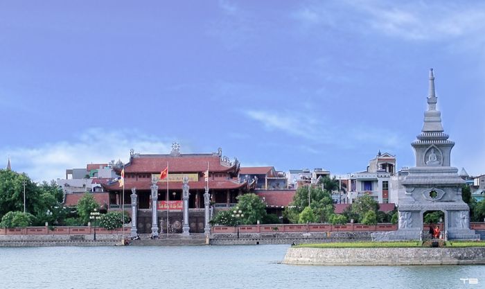 Hình ảnh chùa Bầu - ngôi chùa cổ nổi tiếng với hồ nước phong thủy giữa lòng thành phố Phủ Lý