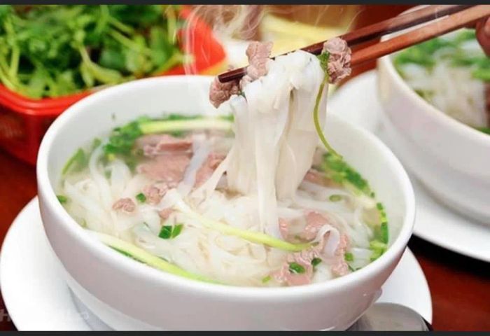 Không gian ấm cúng tại Phở Bát Đàn