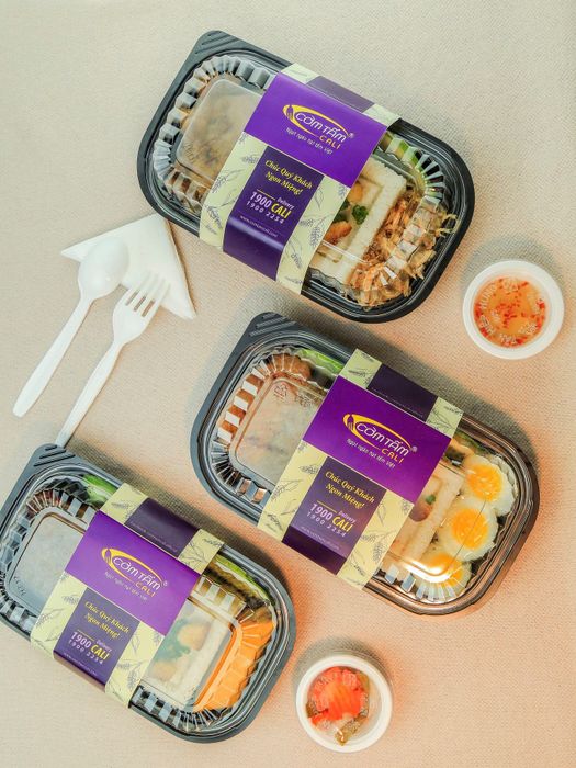 Mâm cơm tấm đầy màu sắc và hương vị đặc trưng tại Cơm Tấm Cali