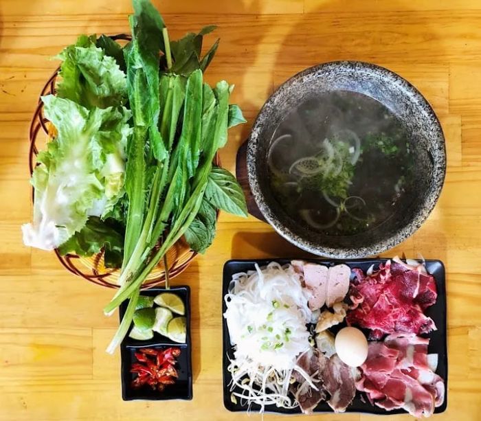 Không gian ấm cúng tại Phở Thố Đá Chu Gia