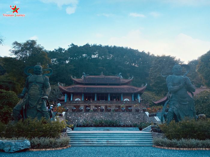 Hình ảnh tĩnh lặng: Chùa Địa Tạng Phi Lai Tự ẩn hiện giữa sương mai