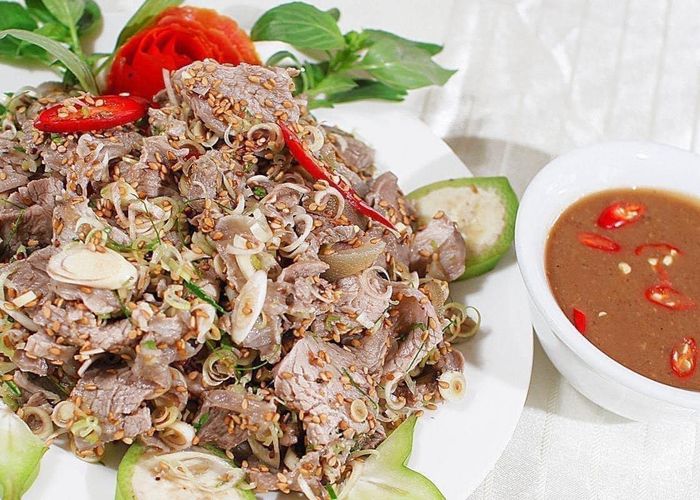 Dê tái chanh thơm ngon, thịt mềm ngọt, hòa quyện với vị chua nhẹ của chanh và rau thơm, tạo nên món ăn hấp dẫn khó quên.