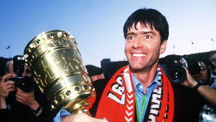 Khoảnh khắc Joachim Löw rạng rỡ với chiếc cúp vô địch
