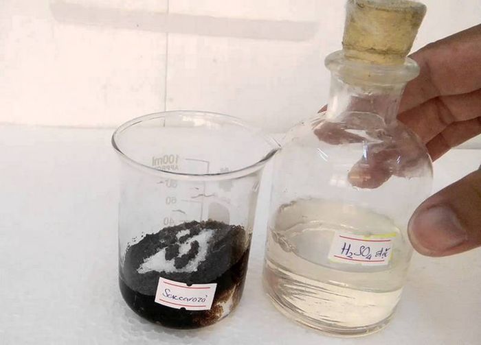 Axit sunfuric đậm đặc - Chất lỏng nguy hiểm với đặc tính đặc biệt (Ảnh 1)