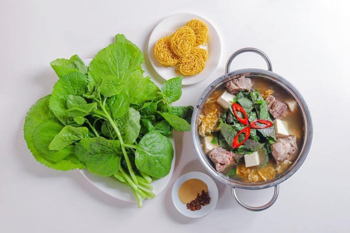 Lẩu dê với nước lẩu ngọt ngào, thịt dê mềm mại hòa quyện với các loại rau tươi ngon, là một món ăn không thể bỏ qua tại Dê tươi Vĩnh Lộc.