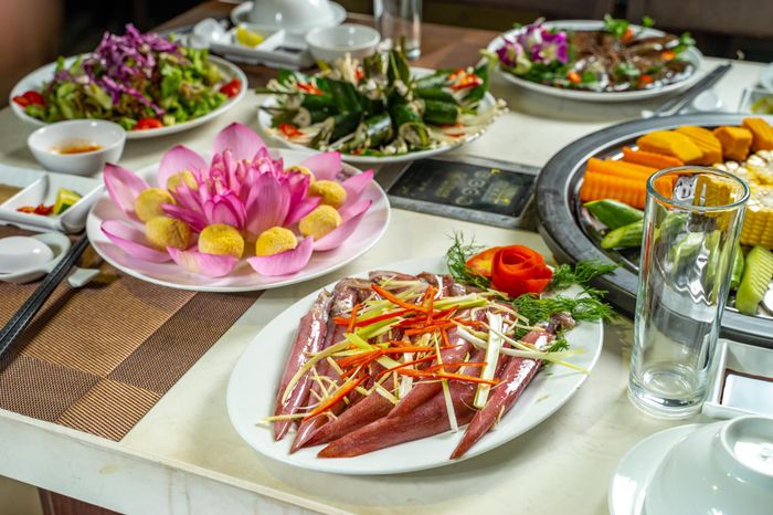 Nồi lẩu hơi cao cấp với hải sản tươi sống tại Lẩu Hơi Cosmos (Ảnh 2)