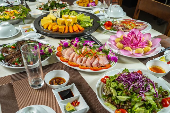 Không gian ẩm thực sang trọng tại Lẩu Hơi Cosmos (Ảnh 1)