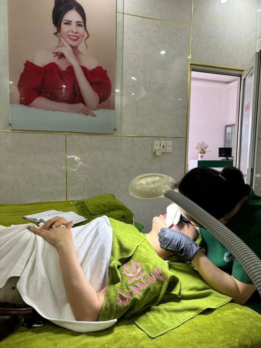Hình ảnh quy trình trị liệu chuyên nghiệp tại Spa Hoàng Lệ