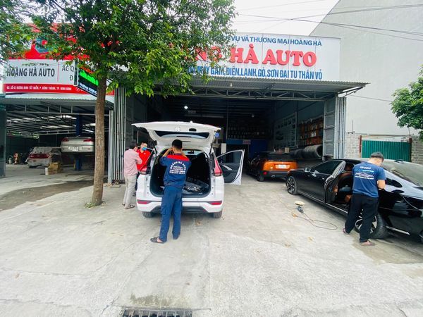 Hình ảnh đội ngũ kỹ thuật viên giàu kinh nghiệm tại Hoàng Hà Auto