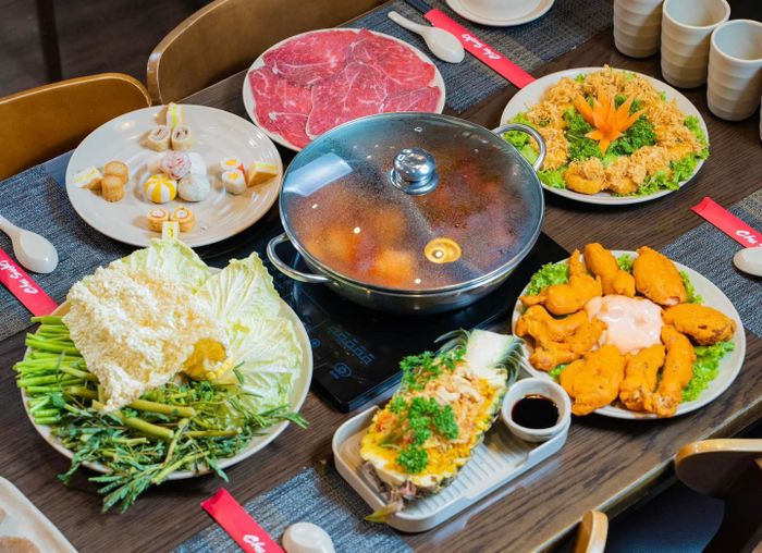 Chu Suki - Nồi lẩu đôi bốc khói nghi ngút với nguyên liệu cao cấp