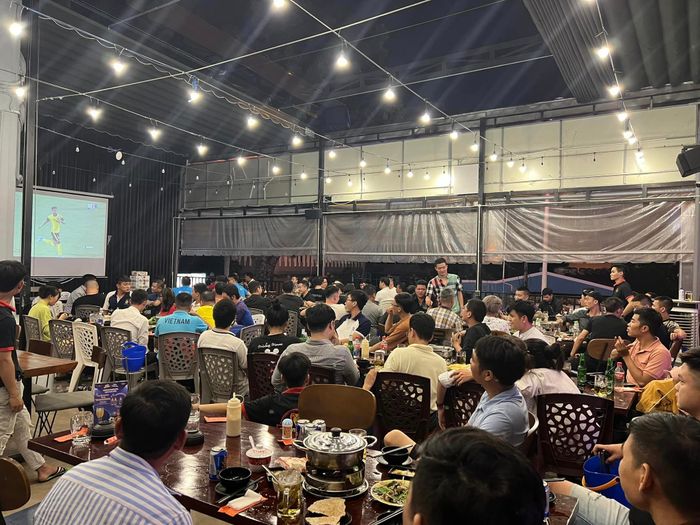 Khách thưởng thức bữa ăn tại nhà hàng ảnh 3