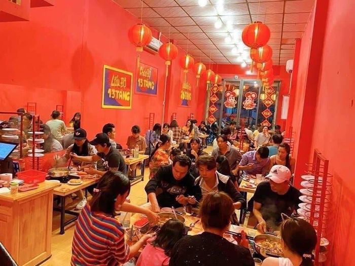 Lẩu Độ 13 Tầng ảnh 3 - Bữa tiệc thị giác với tháp lẩu cao chót vót, mỗi tầng là một thế giới hương vị riêng biệt đầy quyến rũ.