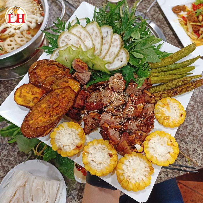 Dê nướng ngon, vàng ruộm, lớp da giòn rụm, thịt bên trong mềm mọng, vừa nướng xong đã tỏa ra mùi thơm hấp dẫn, chắc chắn sẽ làm hài lòng thực khách khó tính.