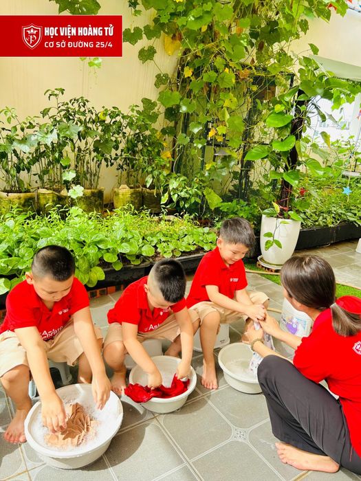 Hình ảnh hoạt động học tập sáng tạo của trẻ