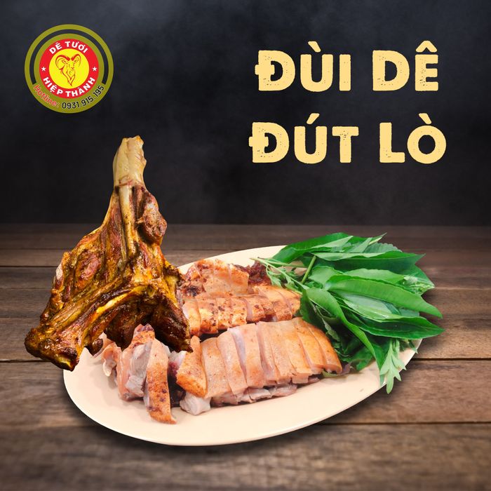 Món đùi dê đút lò hấp dẫn, thịt mềm và đậm đà, được nướng tới độ hoàn hảo, bì giòn rụm, chắc chắn sẽ làm hài lòng những thực khách khó tính nhất.