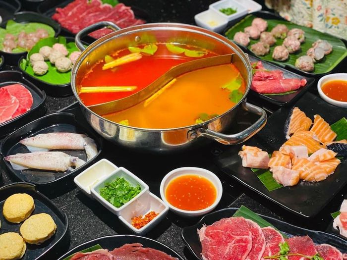 Lẩu 1102 ảnh 1 - Hình ảnh sống động về nồi lẩu Thái đặc trưng với sắc màu rực rỡ, hương thơm quyến rũ và những nguyên liệu tươi ngon bày biện đẹp mắt.