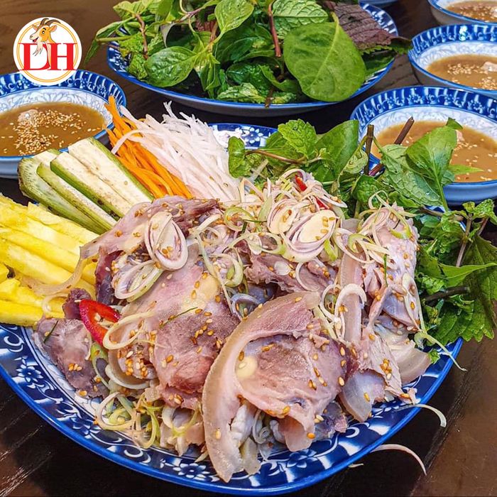 Thịt dê tươi, được chế biến khéo léo, mang đến hương vị độc đáo, dễ dàng chinh phục những thực khách yêu thích món ăn này.
