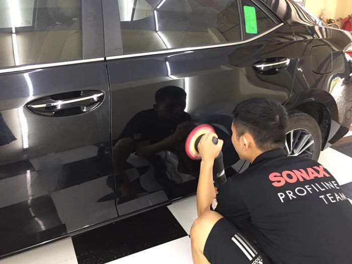 Hình ảnh đội ngũ kỹ thuật viên tận tâm tại Trường Thịnh Auto
