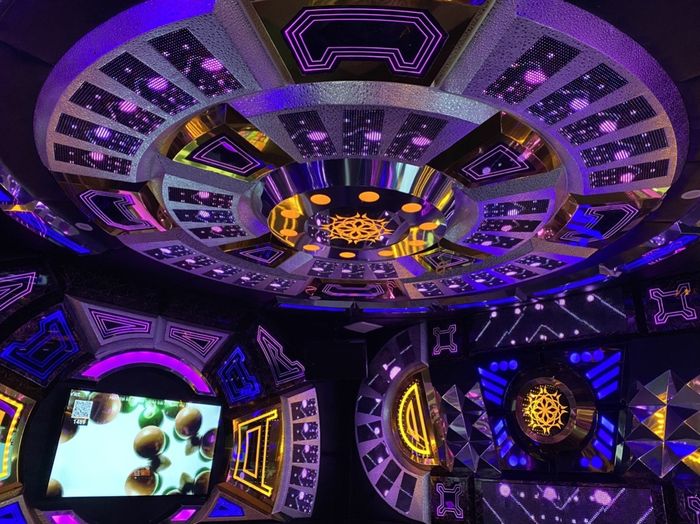 Không gian tiệc tùng sôi động tại Karaoke Cadillac